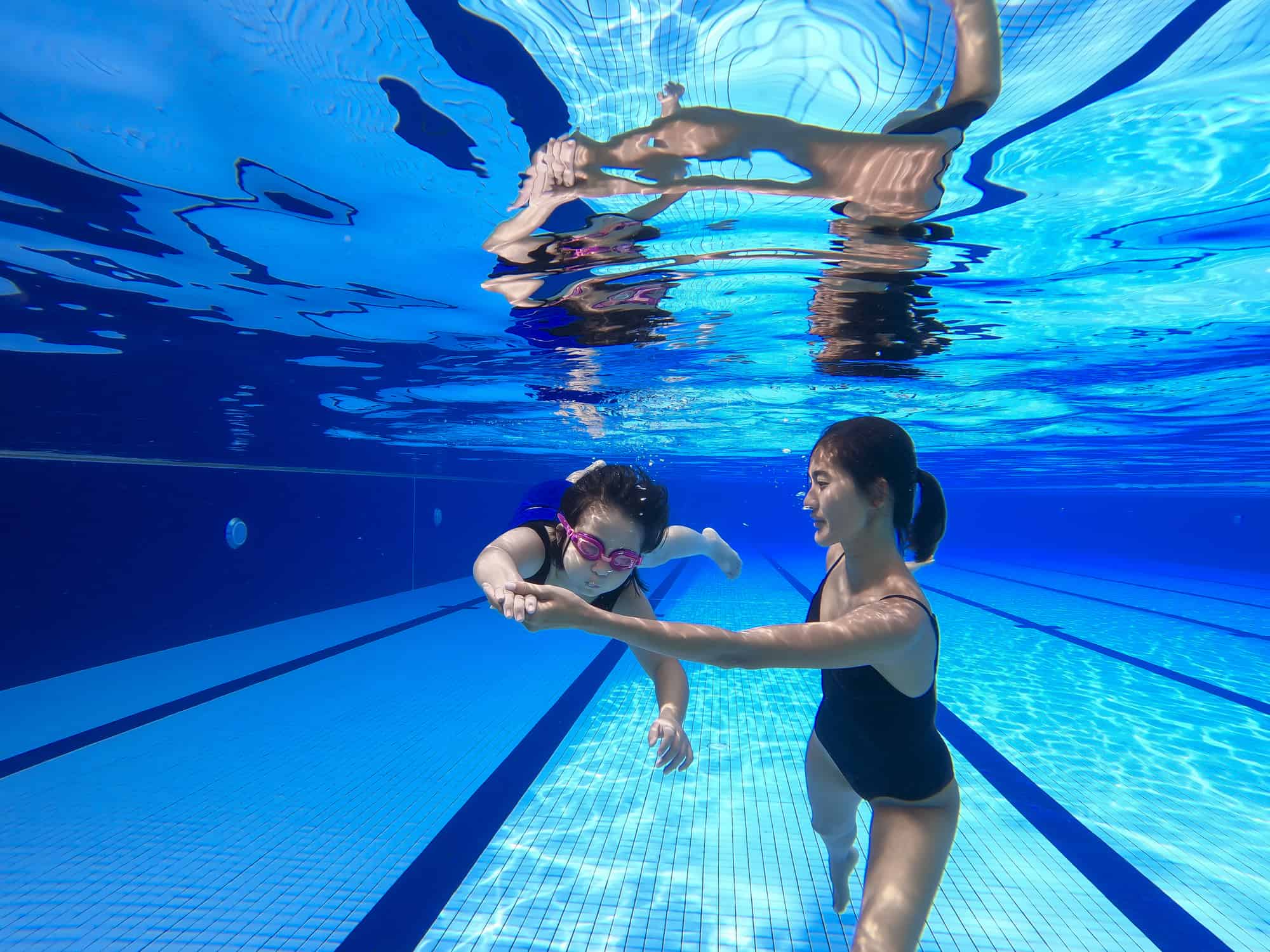 10 swimming classes for toddlers and parents to bond together.